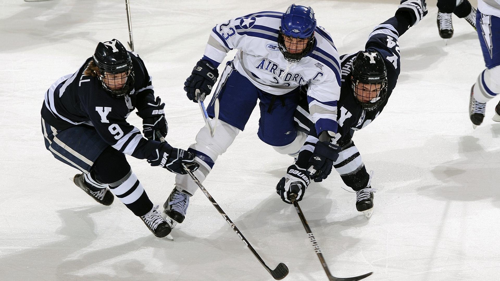 中国队冲线瞬间点燃全场气氛，中国队继续冲